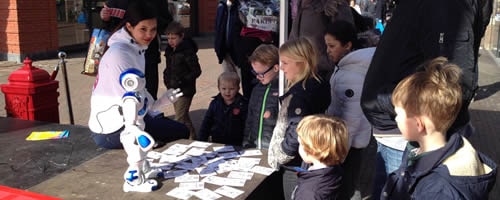 Kennismaken met een robot in winkelcentrum