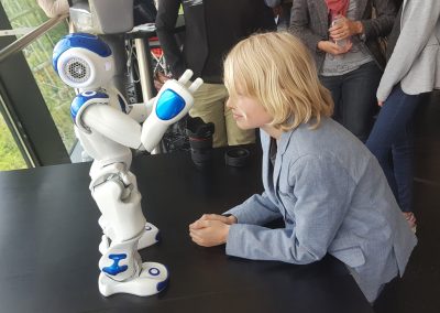 Kinderen gefascineerd door robot