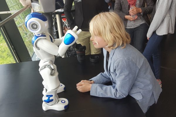 Kinderen gefascineerd door robot