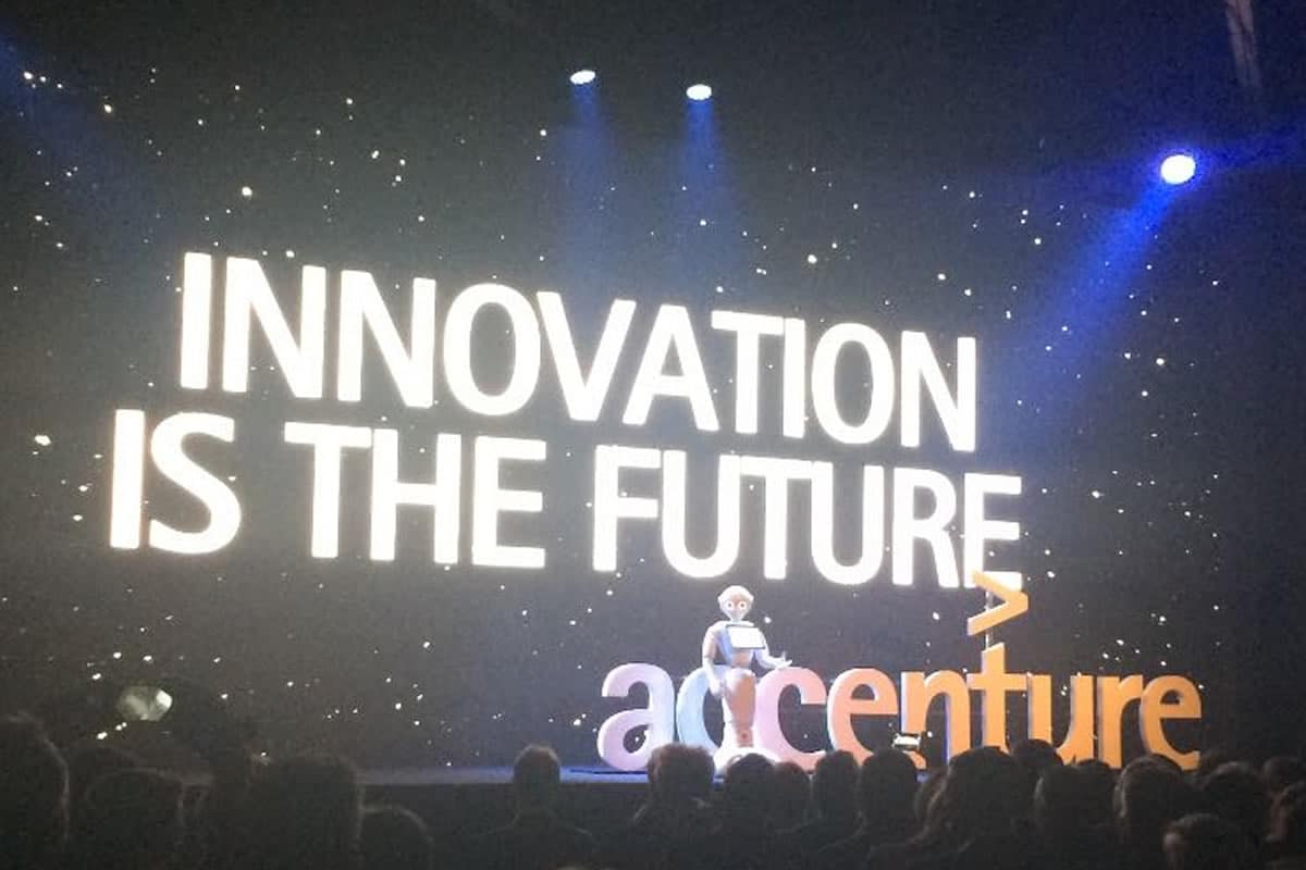 Pepper on stage bij Accenture