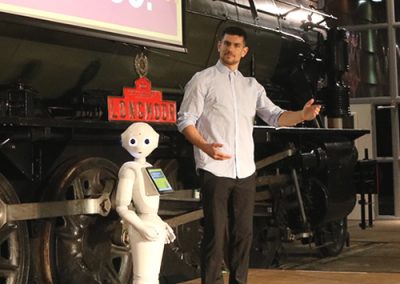 Robot Danser Sam met Pepper op het podium