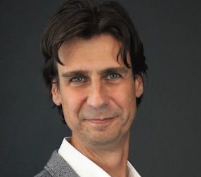 Keynote spreker innovatie met robot op het podium